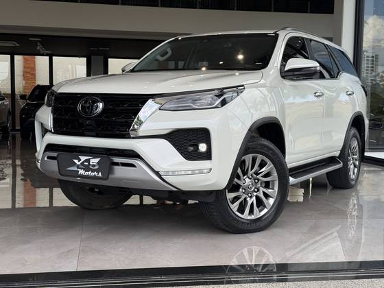 TOYOTA HILUX SW4 2.8 D-4D TURBO DIESEL SRX 7L 4X4 AUTOMÁTICO